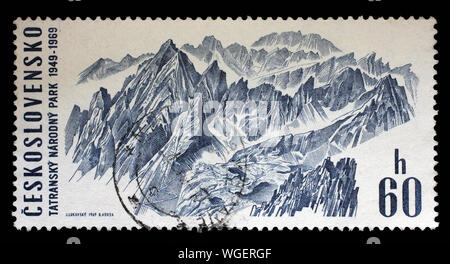 Stempel in der Tschechoslowakei gedruckt, zeigt Panorama der Lomnicka Bergen im kleinen Tal, ca. 1969. Stockfoto