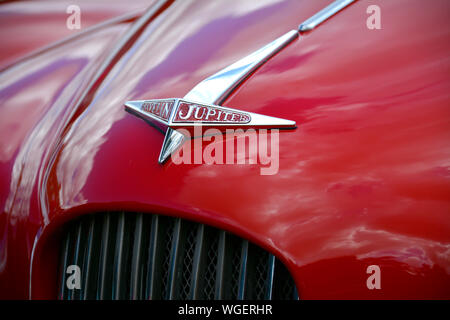 Nahaufnahme eines Jowett Jupiter classic car zeigt die Abzeichen und Motorhaube detail Stockfoto