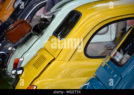 Bunte Line up der klassischen Fiat 500 Autos an einem Auto Show, Großbritannien Stockfoto