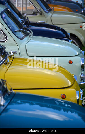 Bunte Line up der klassischen Fiat 500 Autos an einem Auto Show, Großbritannien Stockfoto
