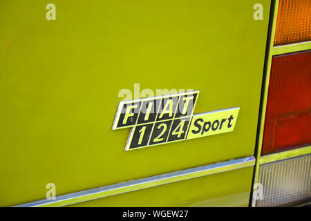 Nahaufnahme eines Fiat 124 Sport, Abzeichen und Beleuchtung detail Stockfoto