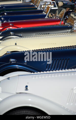 Ein Line up von Morgan klassische Autos an einem Auto zeigen, Großbritannien Stockfoto
