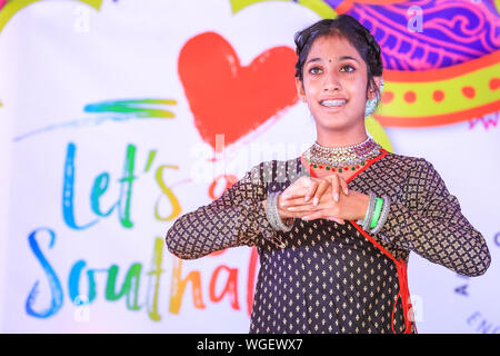 London, Großbritannien. 1. Sep 2019. Die Dancing Divas Gruppe von West London führen eine elegante, traditionelle Tanz an der London Mela, ein Festival mit der asiatischen Kultur, Tanz, Musik und Essen in Southall, London. Credit: Imageplotter/Alamy leben Nachrichten Stockfoto