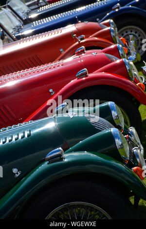 Ein Line up von Morgan klassische Autos an einem Auto zeigen, Großbritannien Stockfoto