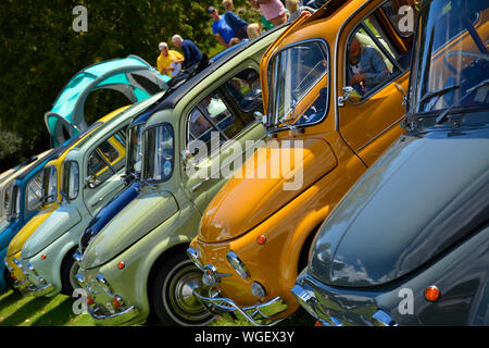 Bunte Line up der klassischen Fiat 500 Autos an einem Auto Show, Großbritannien Stockfoto