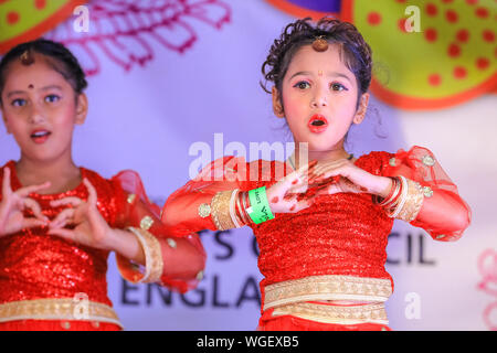 London, Großbritannien. 1. Sep 2019. Künstler aus der Foram Tanzschule, einschließlich Kinder und Erwachsene, Showcase Bollywood Tanz, traditionelle Gujarati bewegt und vieles mehr an der London Mela, ein Festival mit der asiatischen Kultur, Tanz, Musik und Essen in Southall, London. Credit: Imageplotter/Alamy leben Nachrichten Stockfoto