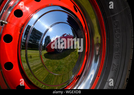 Ferrari 458 in der Chrom Radkappe bei einem Oldtimertreffen, Northamptonshire, Großbritannien wider Stockfoto