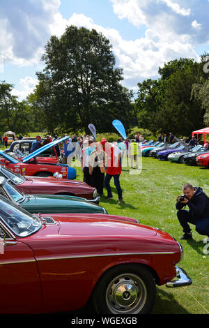 Menschenmassen Genießen der Klassiker auf dem Rasen Auto Show im Delapre Abtei, Northamptonshire, Großbritannien Stockfoto