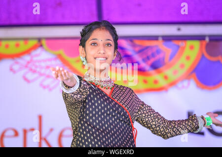 London, Großbritannien. 1. Sep 2019. Die Dancing Divas Gruppe von West London führen eine elegante, traditionelle Tanz an der London Mela, ein Festival mit der asiatischen Kultur, Tanz, Musik und Essen in Southall, London. Credit: Imageplotter/Alamy leben Nachrichten Stockfoto