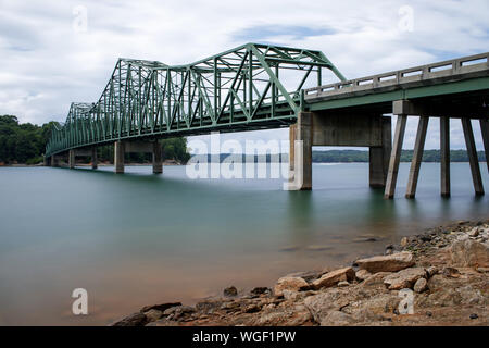 Stürmischen Himmel über Browns Brücke auf Lake Lanier in Gainesville, Georgia Browns Brücke wurde 1955 in den Chattahoochee River gebaut auf dem Lake Lanier. Ich Stockfoto