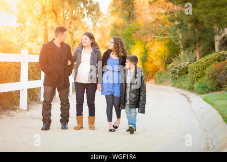 Hispanic schwanger Familie zu Fuß auf dem Weg. Stockfoto