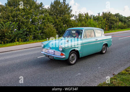 1968 60s Blue Ford Anglia 997cc; Bradford nach Morecambe Charity Oldtimer Rallye, alt, Retro Fahrzeug, historisches Automobil, Transport, Klassische antike, Sammlung, Autotransport, Design, Motor, Laufwerk, historisch, Geschichte, Show, Motor, Restauriertes Sammlerstück, Stil, historische Fahrzeug laufen. Stockfoto