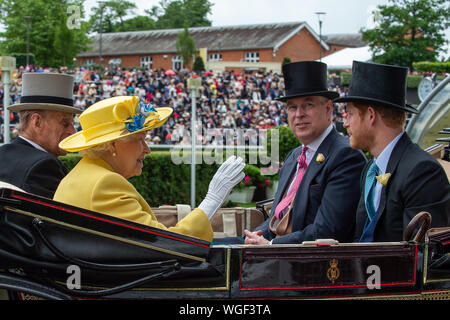 Ascot, Berkshire, Großbritannien. 14. Juni 2016. Ihre Majestät die Königin, Prinz Phlip, Herzog von Edinburgh, Prinz Andrew, Herzog von York und Prinz Harry, der Herzog von Sussex kommen in die königliche Prozession am Tag Eins von Royal Ascot Racecourse, Ascot. Credit: Maureen McLean/Alamy Stockfoto