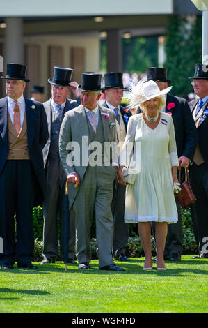 Ascot, Berkshire, Großbritannien. 20 Juni, 2017. Der Herzog von York, Prinz Andrew, Prinz Charles, Prinz von Wales, und Camilla, Herzogin von Cornwall in die Parade Ring im Royal Ascot Ascot Racecourse. Credit: Maureen McLean/Alamy Stockfoto