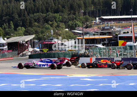 Spa, Belgien. 01 Sep, 2019. Erste runde, erste Ecke Kollision zwischen #7 Kimi Räikkönen und Max Verstappen #33, das Verstappens Ruhestand ein paar Ecken später führen. Credit: Broadhead/Alamy leben Nachrichten Stockfoto