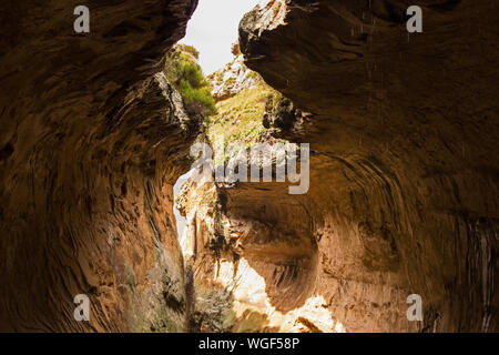 Innerhalb von Eco Schlucht, ein Slot Canyon, mit Sonne durch oben und Wasser Tropfen bildet kleine Wasserfälle, in Südafrika fotografiert. Stockfoto