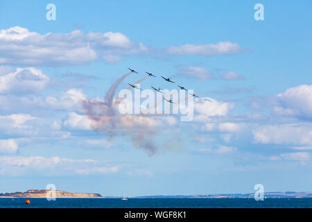 Bournemouth, Dorset UK. 1. September 2019. Ultimative Warbird Flüge (Buchon, Spitfire, P-47D Thunderbolt und Mustang) werden durch die Klingen wie die acht auf eine ehrfürchtige Anzeige die Massen am letzten Tag der Bournemouth Air Festival auf einem schönen warmen sonnigen Tag zu begeistern, beigetreten. Credit: Carolyn Jenkins/Alamy leben Nachrichten Stockfoto