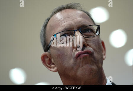 Dresden, Deutschland. 01 Sep, 2019. Jörg Urban (l), Spitzenkandidat der AfD reagiert bei der AfD Wahl Partei. Credit: Sebastian Kahnert/dpa/Alamy leben Nachrichten Stockfoto