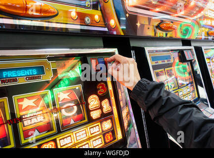 Frau Glücksspiele auf Spielautomaten. Stockfoto