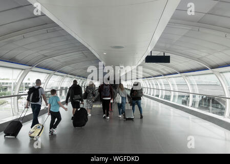 Manchester Flughafen Skylink Gehweg verbindet Terminal 1 und 2. UK Stockfoto