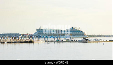 CHARLESTON, SOUTH CAROLINA - 27. OKTOBER 2016: die Aida Luna kommt in den Hafen von Charleston, South Carolina. Aida ist ein deutscher Cruise Line. Stockfoto