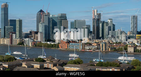 London, Großbritannien. 1. September 2019. Clipper Segelregatta rund um die Welt. Scherer Yachten pass Canary Wharf Gebäude nach der Abfahrt St. Katharine Docks ein 40.000 Seemeilen (NW) Ausdauer Rennen rund um die Welt zu beginnen. Ursprünglich war das Geistesprodukt von Sir Robin Knox-Johnston, der ersten Person solo non-stop um die Welt zu segeln, der Fall ist jetzt in der zwölften Ausgabe. Credit: Guy Corbishley/Alamy leben Nachrichten Stockfoto