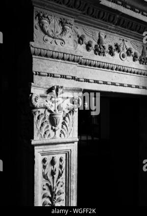 MOLDURA DE UNA DE LAS PUERTAS DEL CASTILLO DE LA CALAHORRA - SIGLO XVI-DECORACION PLATERESCA. Lage: CASTILLO. Cenes de la Vega. GRANADA. Spanien. Stockfoto