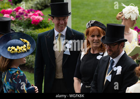 Ascot, Berkshire, Großbritannien, 23. Juni 2017. Sarah, Herzogin von York trägt ein schwarzes und weißes Kleid zu Royal Ascot. Credit: Maureen McLean/Alamy Stockfoto