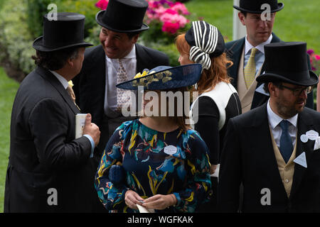 Ascot, Berkshire, Großbritannien, 23. Juni 2017. Sarah, Herzogin von York trägt ein schwarzes und weißes Kleid zu Royal Ascot. Credit: Maureen McLean/Alamy Stockfoto