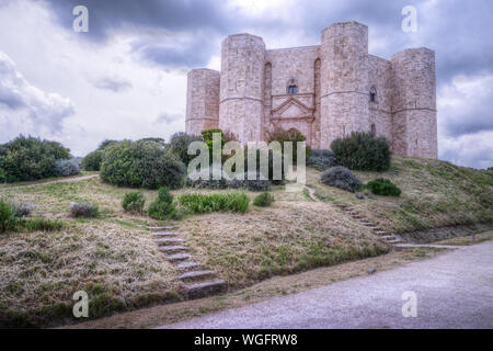 Blick auf Castel del Monte. Andria, Apulien. Italien. Castel del Monte ist eine Festung aus dem 13.. Jahrhundert, die vom Kaiser des Heiligen Römischen Reiches erbaut wurde Stockfoto