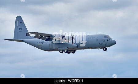 Lockheed Martin C-130J Super Hercules im Endanflug Stockfoto