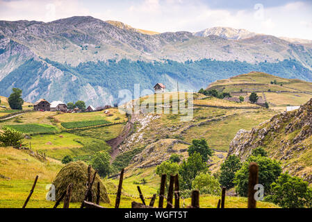 Alte Bergdorf Lukomir in Bosnien und Herzegowina nach dem Regen. Stockfoto