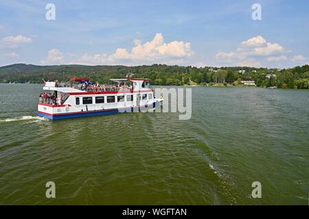 Brünn, Tschechische Republik - Europa. August 24, 2019. Kreuzfahrt Schiff/Dampfer auf der Brünner Talsperre. Stockfoto