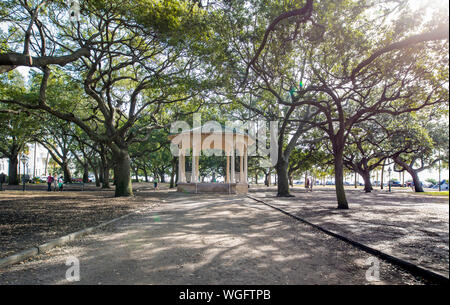 Park und Pavillon in der Batterie in der Innenstadt von Charleston in South Carolina Stockfoto