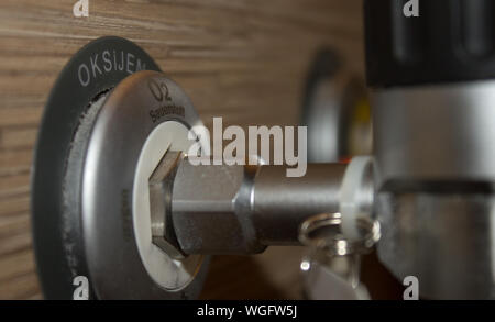 Nahaufnahme eines Metall wand Stecker auf medizinische Sauerstoffversorgung, mit Texten in türkischer und deutscher Sprache. Stockfoto