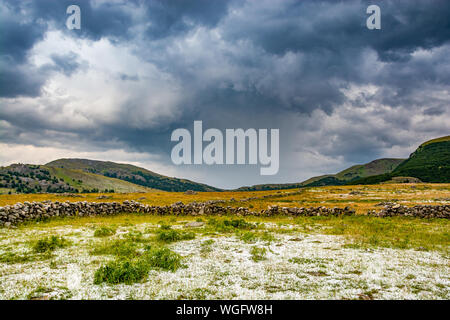 Downbursts mit Hagelt in Bosnisch Berg in der Nähe von Lukomir Stockfoto