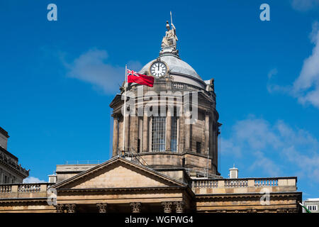 Rathaus im Stadtzentrum von Liverpool fliegen die Handelsmarine Flagge Stockfoto