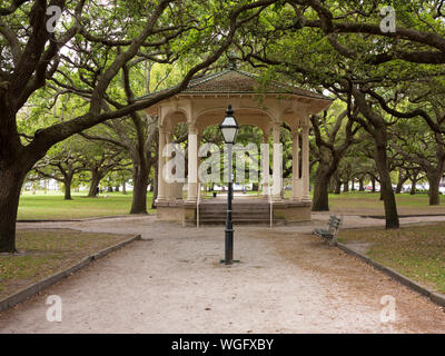 Park und Pavillon in der Batterie im historischen Charleston in South Carolina Stockfoto