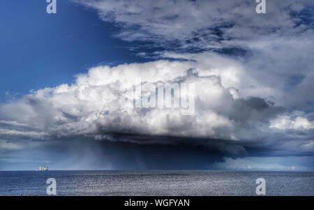 Ein Sturm Cloud vor der Küste von Whitley Bay in Northumberland. Stockfoto