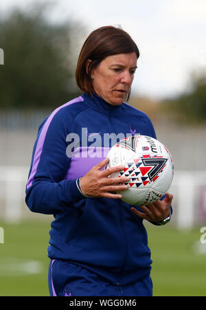 Dagenham, UK. 01 Sep, 2019. DAGENHAM, ENGLAND - 01 September: Manager Karen Hügel von Tottenham Hotspur LFC beim Freundschaftsspiel zwischen West Ham United Frauen und Tottenham Hotspur an Rush Green Stadion am 01 September, 2019 in Dagenham, England Credit: Aktion Foto Sport/Alamy leben Nachrichten Stockfoto