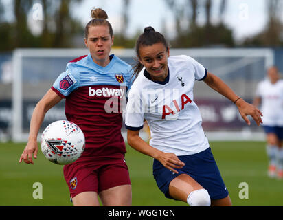 Dagenham, UK. 01 Sep, 2019. DAGENHAM, ENGLAND - SEPTEMBER 01: L-R Katharina Baunach von West Ham United WFC und Rosella Ayane von Tottenham Hotspur Damen beim Freundschaftsspiel zwischen West Ham United Frauen und Tottenham Hotspur an Rush Green Stadion am 01 September, 2019 in Dagenham, England Credit: Aktion Foto Sport/Alamy leben Nachrichten Stockfoto