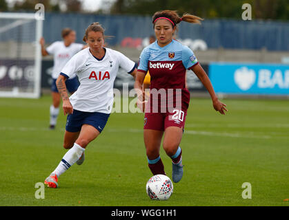 Dagenham, UK. 01 Sep, 2019. DAGENHAM, ENGLAND - SEPTEMBER 01: L-R TL3 und Cho So-Hyun von West Ham United WFC beim Freundschaftsspiel zwischen West Ham United Frauen und Tottenham Hotspur an Rush Green Stadion am 01 September, 2019 in Dagenham, England Credit: Aktion Foto Sport/Alamy leben Nachrichten Stockfoto