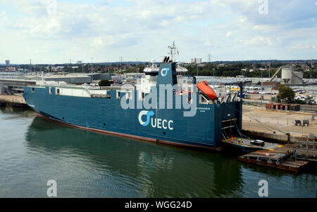 Die UECC 'Autoprogress' Fahrzeug / Car Carrier Schiff vertäut im Hafen von Southampton, Hampshire, England, UK. Stockfoto