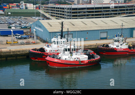 Die roten Schlepper D Stingray 'Buffalo' und 'Abenteuer' günstig in Southampton Docks, Hampshire, England, UK. Stockfoto