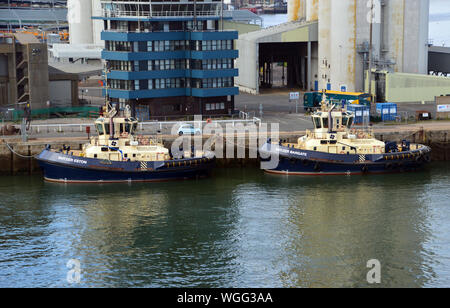 Zwei Damen ATD Schlepper 2412 Twin Fin Beispiele Svitzer Eston und Svitzer Bargate Anker an den Southampton Docks, Hampshire, England, UK. Stockfoto