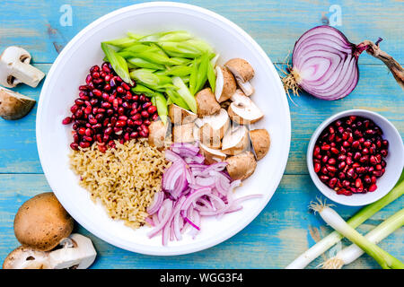 Vegetarisches Pilz und Reis Poke Schüssel mit Kastanien, Pilze, Granatapfel Samen, Feder Oniond und roten Zwiebeln Stockfoto