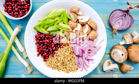 Vegetarisches Pilz und Reis Poke Schüssel mit Kastanien, Pilze, Granatapfel Samen, Feder Oniond und roten Zwiebeln Stockfoto