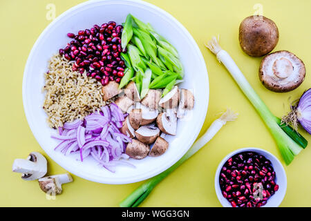 Vegetarisches Pilz und Reis Poke Schüssel mit Kastanien, Pilze, Granatapfel Samen, Feder Oniond und roten Zwiebeln Stockfoto