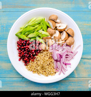 Vegetarisches Pilz und Reis Poke Schüssel mit Kastanien, Pilze, Granatapfel Samen, Feder Oniond und roten Zwiebeln Stockfoto