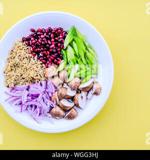 Vegetarisches Pilz und Reis Poke Schüssel mit Kastanien, Pilze, Granatapfel Samen, Feder Oniond und roten Zwiebeln Stockfoto